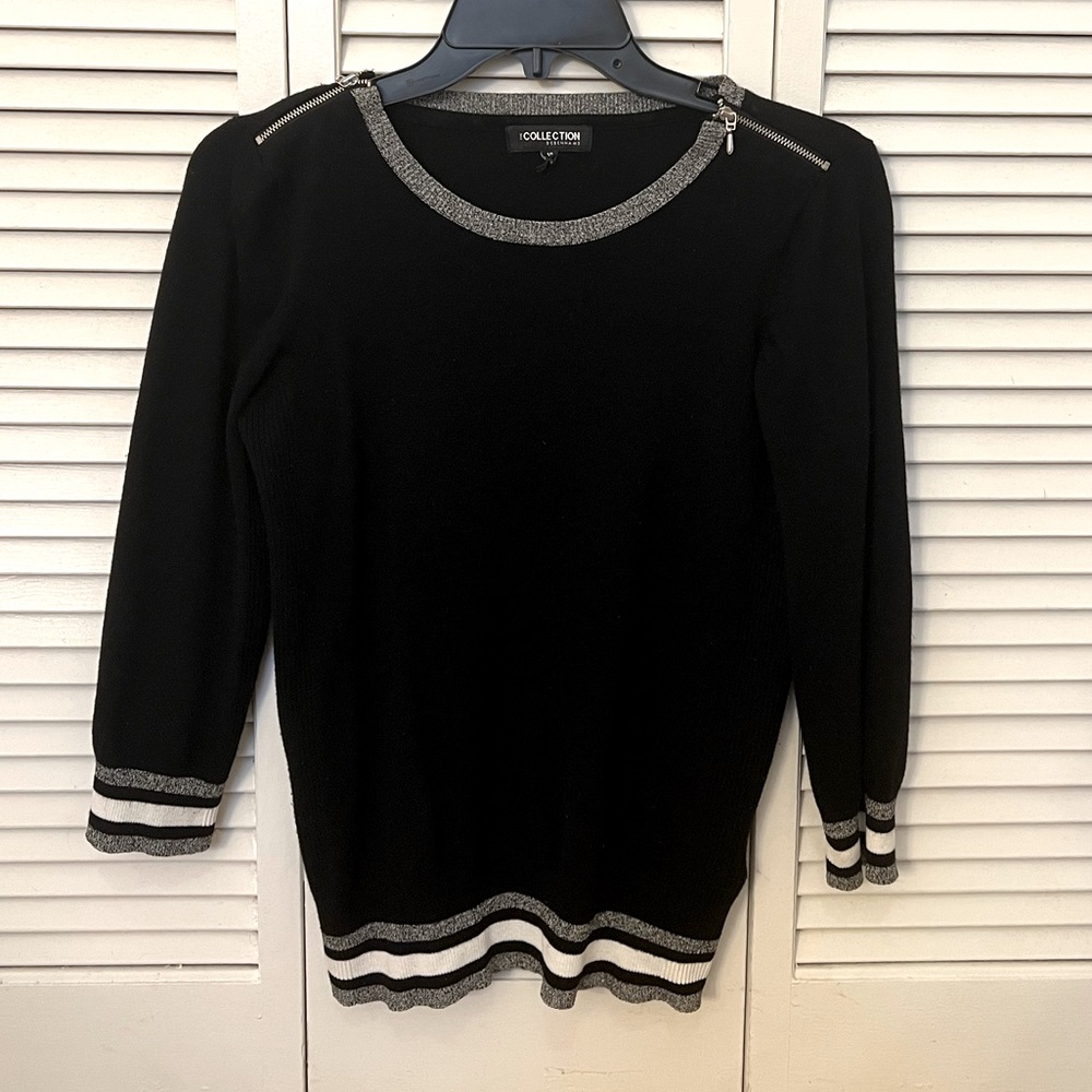 Cute knitted sweater with zipper on shoulders from Italy!